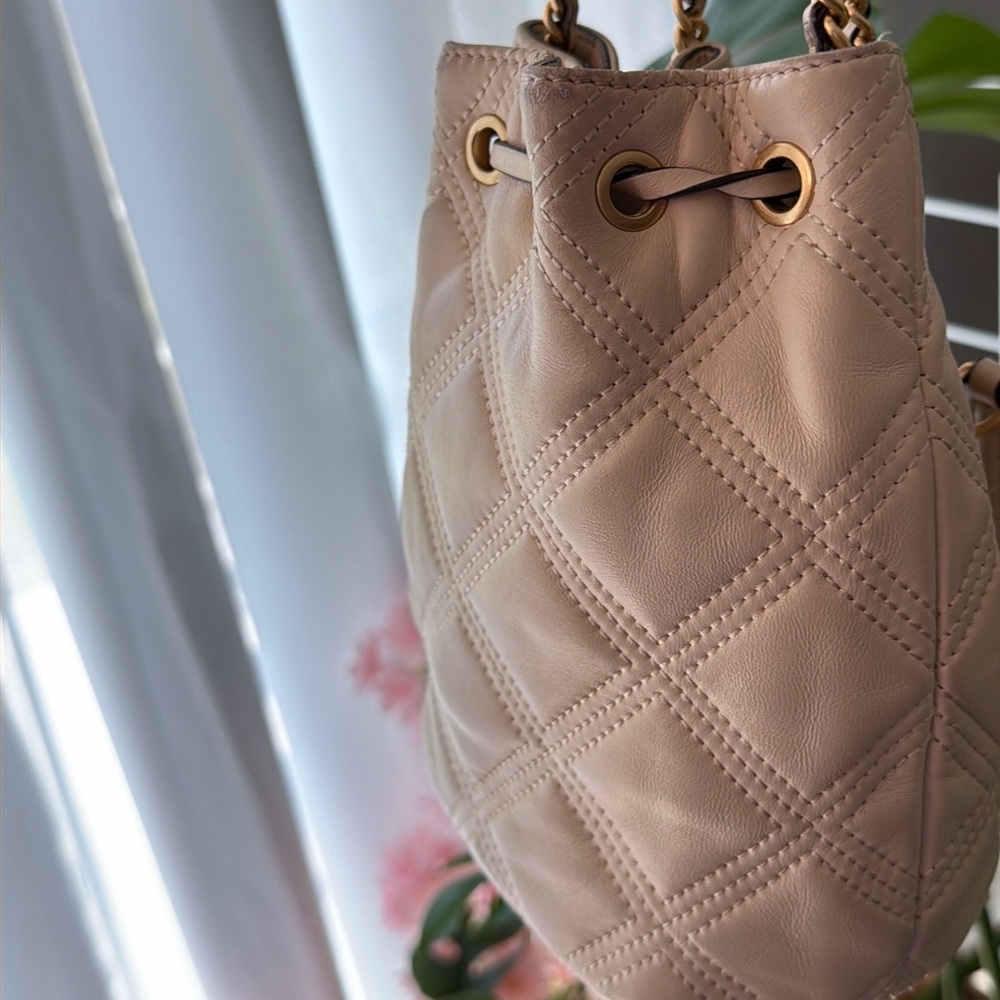 Tory Burch Cream Quilted Crossbody Bag with Gold Chain - Picture 11 of 13